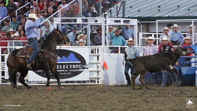 Dustin Egusquiza, Travis Graves tie PRCA world record in Oakley City | PRCA  Sports News